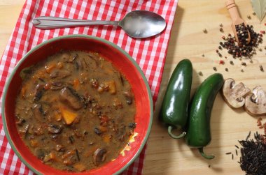 Yaban pilavlı mantar ve biber çorbası. Tatlı Bell Peppers ve Hafif Jalapenos karışımı.