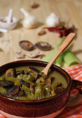 Köy Mutfağında Baharatlı Sebze Çorbası ve Kereviz Çorbası