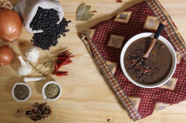 Otlar ve Baharatlar Kırsal Masada Arka planda Siyah Fasulyeli