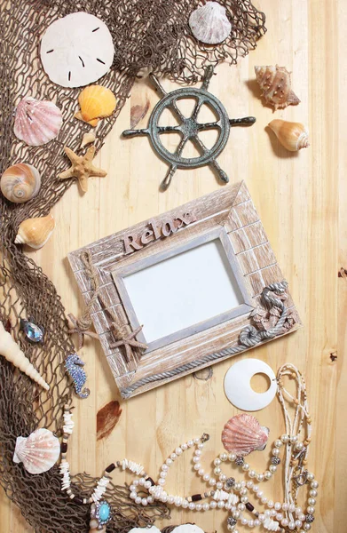 Ahşap Arkaplanda Deniz Kabukları ve Balık Ağı ile Boş Çerçeve. Deniz ve Kıyı TemasıName