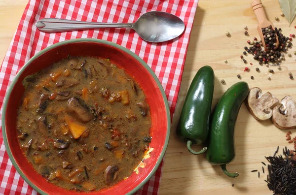 Yaban pilavlı mantar ve biber çorbası. Tatlı Bell Peppers ve Hafif Jalapenos karışımı.