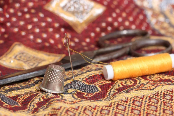 Orta Doğu 'dan Kaliteli Kumaş Üzerine Altın İplik ve Yüksük