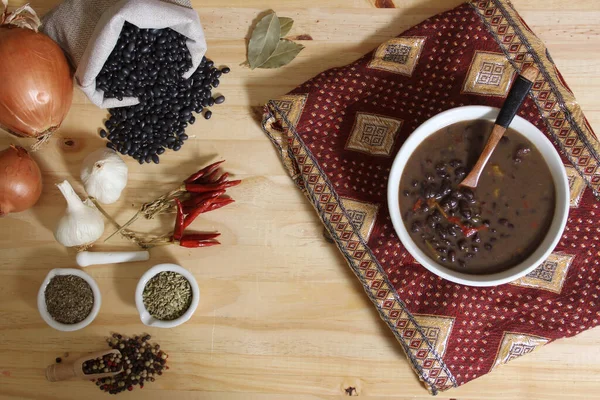 Otlar ve Baharatlar Kırsal Masada Arka planda Siyah Fasulyeli