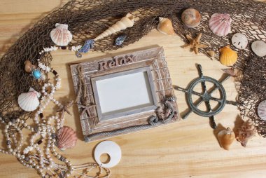 Ahşap Arkaplanda Deniz Kabukları ve Balık Ağı ile Boş Çerçeve. Deniz ve Kıyı TemasıName