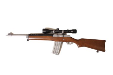 Dürbünü ve şarjörü beyaz arkaplanda izole edilmiş klasik yarı otomatik tüfek