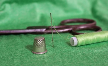 Yeşil İplik, Yüksük ve İğne Makarnası Yeşil Kumaşa Yaklaş