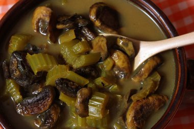 Köy Mutfağında Baharatlı Sebze Çorbası ve Kereviz Çorbası