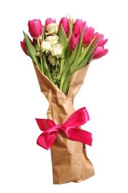 Pembe Hollanda laleleri ve Beyaz Arkaplanda Minyatür Beyaz Güller