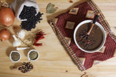 Otlar ve Baharatlar Kırsal Masada Arka planda Siyah Fasulyeli