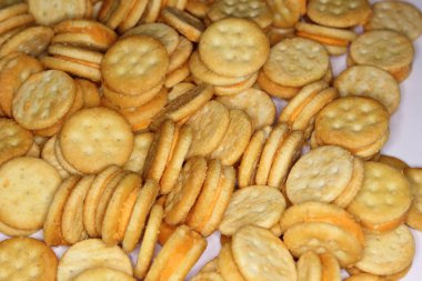 Mini peynirli kraker yığını. Kapatın.