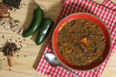 Yaban pilavlı mantar ve biber çorbası. Tatlı Bell Peppers ve Hafif Jalapenos karışımı.