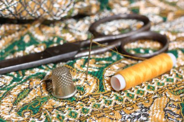 Orta Doğu 'dan Kaliteli Kumaş Üzerine Altın İplik ve Yüksük