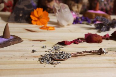 Tütsü ve Kaya Kristalli Kurutulmuş Lavanta ve Gül Yaprakları