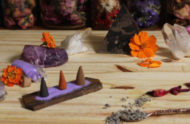 Tütsü ve Kaya Kristalli Kurutulmuş Lavanta ve Gül Yaprakları