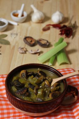 Köy Mutfağında Baharatlı Sebze Çorbası ve Kereviz Çorbası