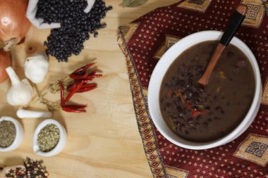 Otlar ve Baharatlar Kırsal Masada Arka planda Siyah Fasulyeli