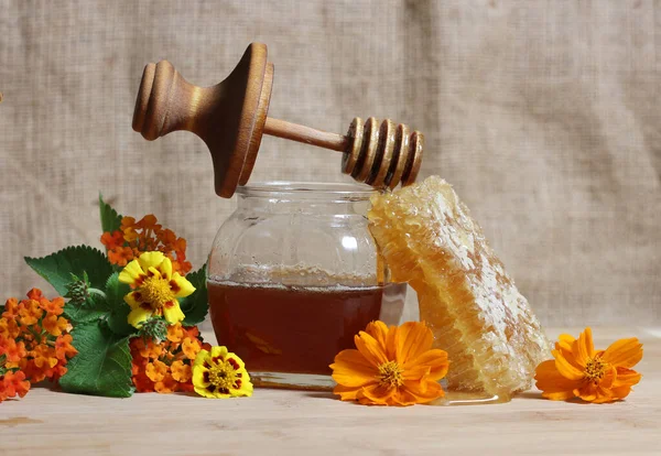 Madu Segar Dengan Honeycomb Dan Bunga Kuning Dapur Rustik — Stok Foto