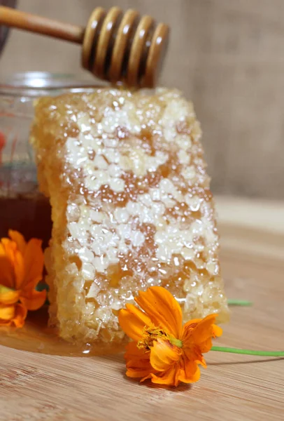 Madu Segar Dengan Honeycomb Dan Bunga Kuning Dapur Rustik — Stok Foto
