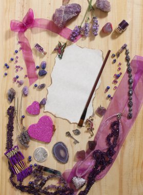 Mor ve Pembe Mücevher ve Çiçekler Gümüş Bozuk Para Vintage Kağıt ve Boya Fırçası Tahta Arkaplanda ortada