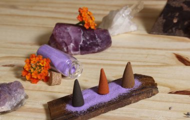 Kaya Kristalleri ve Çiçeklerle Taş Kırpma Üzerine Tütsü Konileri