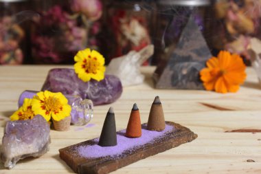 Kaya Kristalleri ve Çiçeklerle Taş Kırpma Üzerine Tütsü Konileri