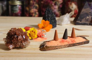 Tütsü ve Taş Piramitli Aragonit Kristali Meditasyon Masası