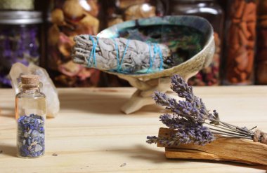 Palo Santo çubuklu kurutulmuş lavanta ve arka planda leke bırakmak için istiridye kabuğu.