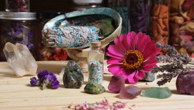 Kurumuş çiçekler ve kristal çakra Taşları Meditasyon sunağı sığ DOF