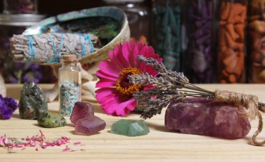 Kurumuş çiçekler ve kristal çakra Taşları Meditasyon sunağı sığ DOF