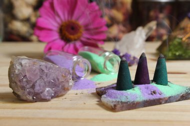 Çakra kristalleri ve çiçekleriyle Taş Külahta Tütsü