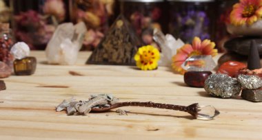 Meditasyon sunağında Piramit I ile Eskiler Kaşığında Adaçayı