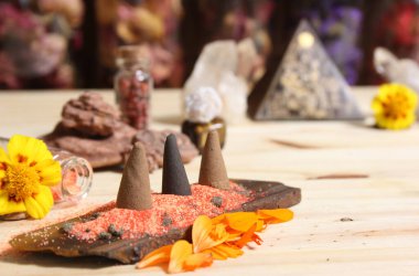 Çakra kristalleri ve çiçekleriyle Taş Külahta Tütsü