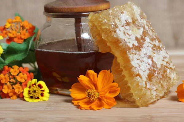 Verse Honing Met Honingraat Gele Bloemen Rustieke Keuken — Stockfoto
