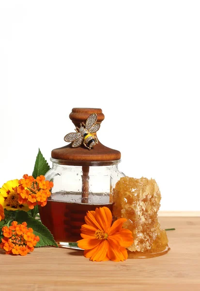 Verse Lokale Honing Met Sinaasappel Wildbloemen Witte Achtergrond — Stockfoto