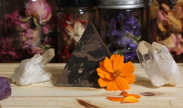Quartz Crystals Pyramid Flower Relaxation Meditation Decor — Stock Photo, Image