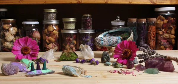 Altar Meditação Com Cones Incenso Flores Mesa Rústica Com Cristais — Fotografia de Stock