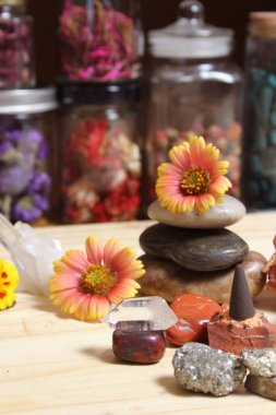 Çakra kristalleri ve çiçekleriyle Taş Kırpma Üzerine Tütsü Konisi