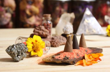 Çakra kristalleri ve çiçekleriyle Taş Külahta Tütsü