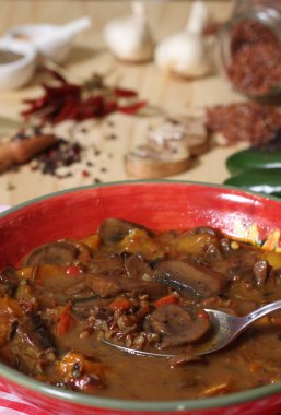 Yaban pilavlı mantar ve biber çorbası. Tatlı Bell Peppers ve Hafif Jalapenos karışımı.