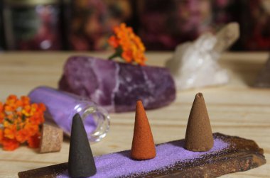 Kaya Kristalleri ve Çiçeklerle Taş Kırpma Üzerine Tütsü Konileri