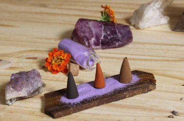 Kaya Kristalleri ve Çiçeklerle Taş Kırpma Üzerine Tütsü Konileri