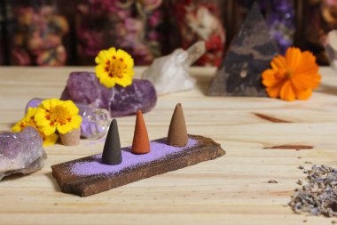 Kaya Kristalleri ve Çiçeklerle Taş Kırpma Üzerine Tütsü Konileri