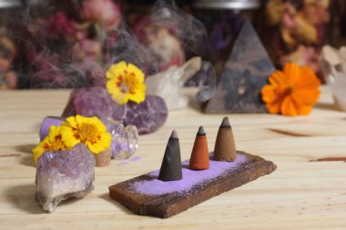 Kaya Kristalleri ve Çiçeklerle Taş Kırpma Üzerine Tütsü Konileri