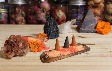 Tütsü ve Taş Piramitli Aragonit Kristali Meditasyon Masası