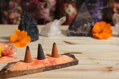 Tütsü ve Taş Piramitli Taş Kristali Meditasyon Masası