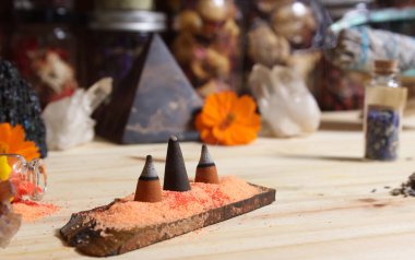 Tütsü ve Taş Piramitli Taş Kristali Meditasyon Masası