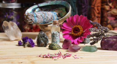 Kurumuş çiçekler ve kristal çakra Taşları Meditasyon sunağı sığ DOF