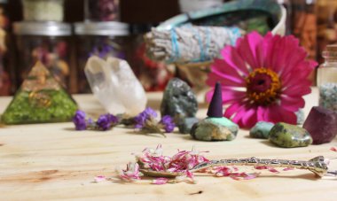 Kurumuş çiçekler ve kristal çakra Taşları Meditasyon sunağı sığ DOF