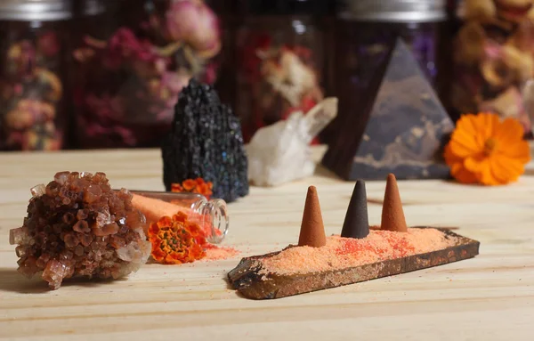 Tütsü ve Taş Piramitli Aragonit Kristali Meditasyon Masası