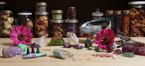 Altar Meditação Com Cones Incenso Flores Mesa Rústica Com Cristais — Fotografia de Stock